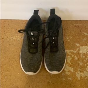 Black nike sneakers size 5.5